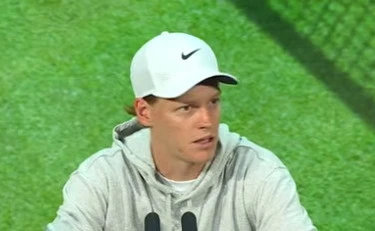 Jannik Sinner infastidito in conferenza gela il cronista "Sembra che tu lo sappia meglio di me"