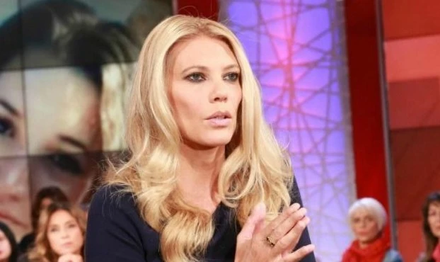 Storie Italiane, paura per Eleonora Daniele: per l'inviata nel quartiere dello spaccio finisce malissimo