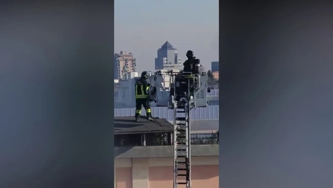 Incendio in una palazzina di Brescia, salvata una neonata: le immagini