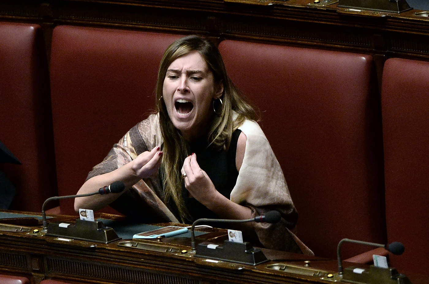 Maria Elena Boschi a Paola Taverna: "Mi consiglia di inviare il cv come saldatrice? Vada da suo cugino"