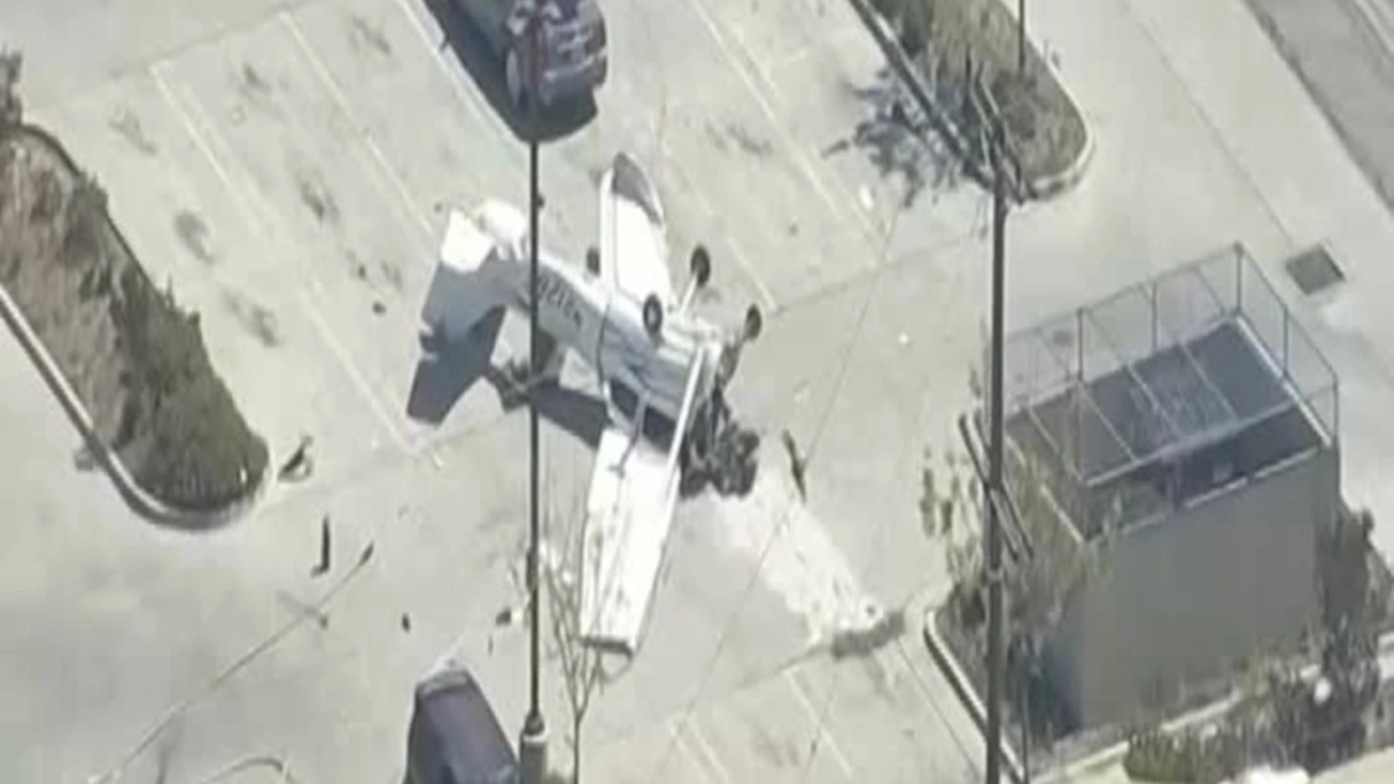Usa, piccolo aereo si schianta in un parcheggio in California