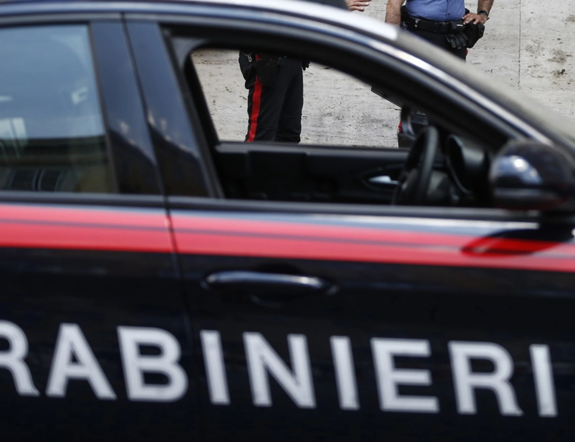 Perugia, 32enne non si ferma all'alt e finisce fuori strada: cosa gli trovano in auto