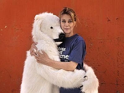 Gli ''abbracci polari'' di Greenpeace, da Margherita Buy a Claudia Gerini