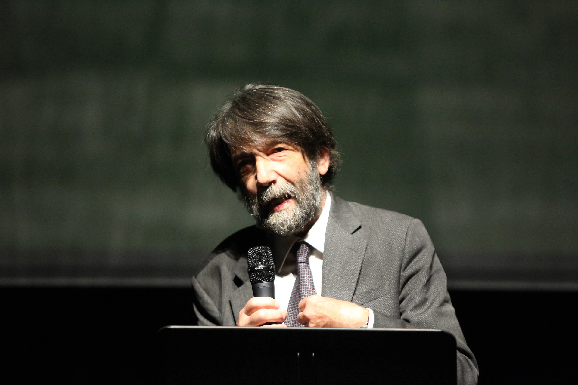 Massimo Cacciari, la punizione corporale per Matteo Renzi: "Ora se ne va in giro per il mondo? Andrebbe preso a..."