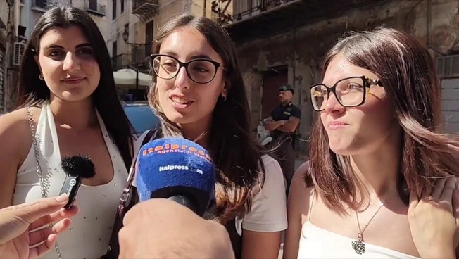 Dua Lipa a Palermo, folla di fan e curiosi per la pop star