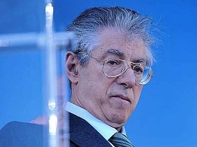 Scandalo Lega, Bossi indagato a Milano. Sotto inchiesta anche i figli e Stiffoni