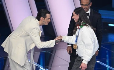 Sanremo 2026, l'olimpionica Vittozzi crolla davanti ad Achille Lauro: lo vede e...