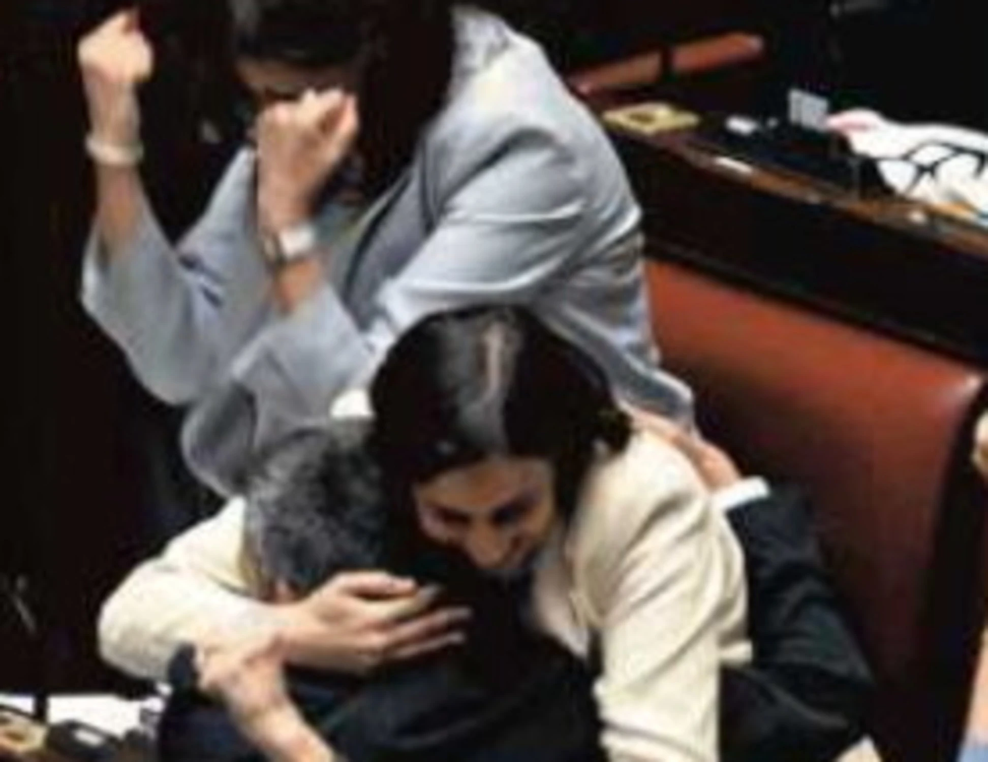Legge elettorale, la sceneggiata di Schlein e Conte: aula occupata, "crisi di governo" e piazzata