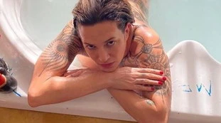 Asia Argento completamente nuda nella vasca idromassaggio, Lato B in bella mostra