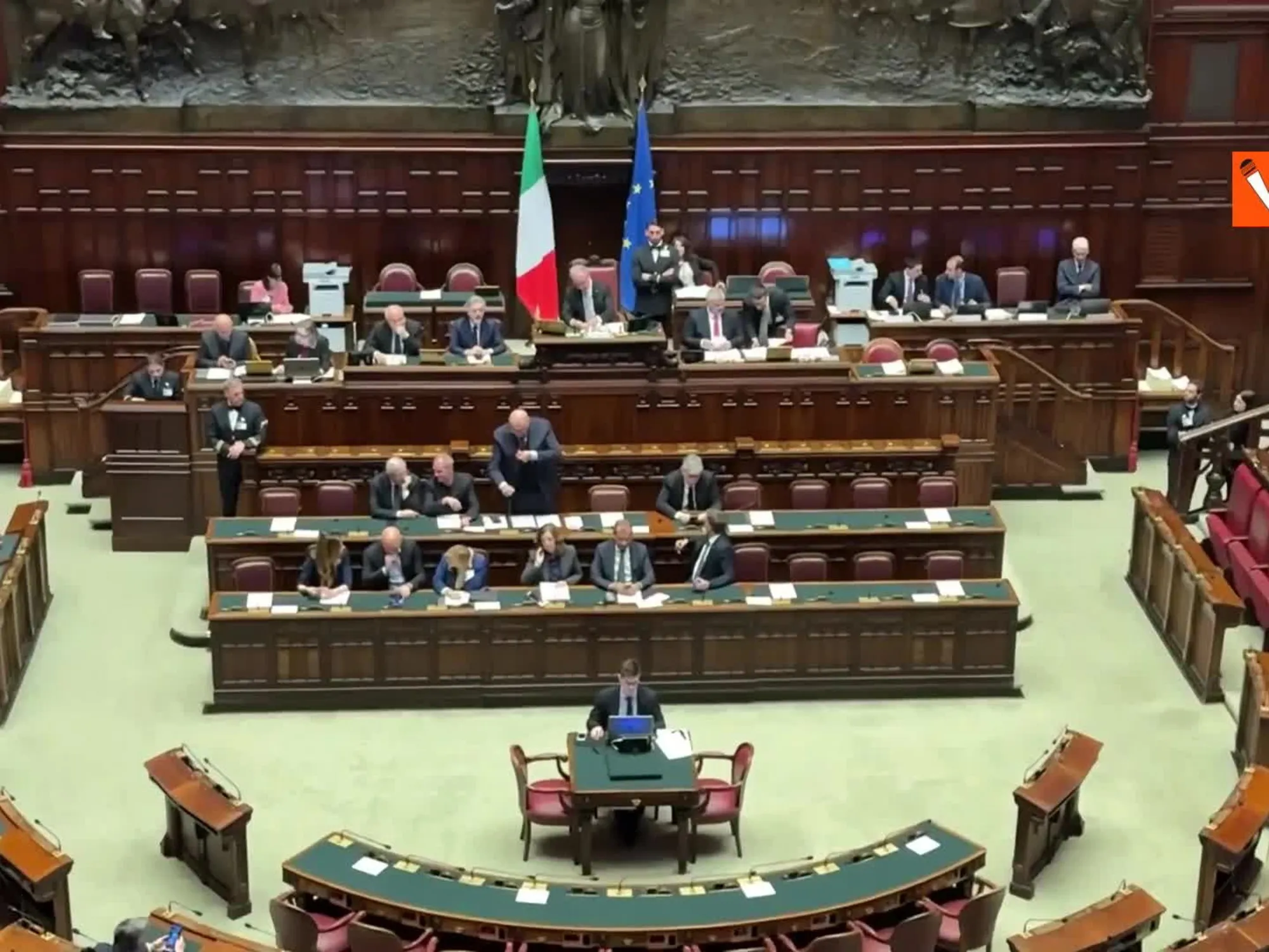 Guido Crosetto, informativa alla Camera: l'ingresso a Montecitorio