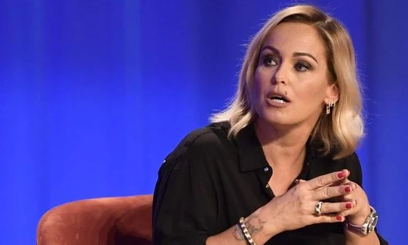 Sonia Bruganelli al Maurizio Costanzo Show: "Mia figlia è malata, capite perché lo faccio?". Idioti zittiti