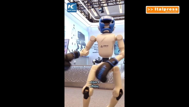 Cina, i robot rubano la scena alla Fiera di Canton