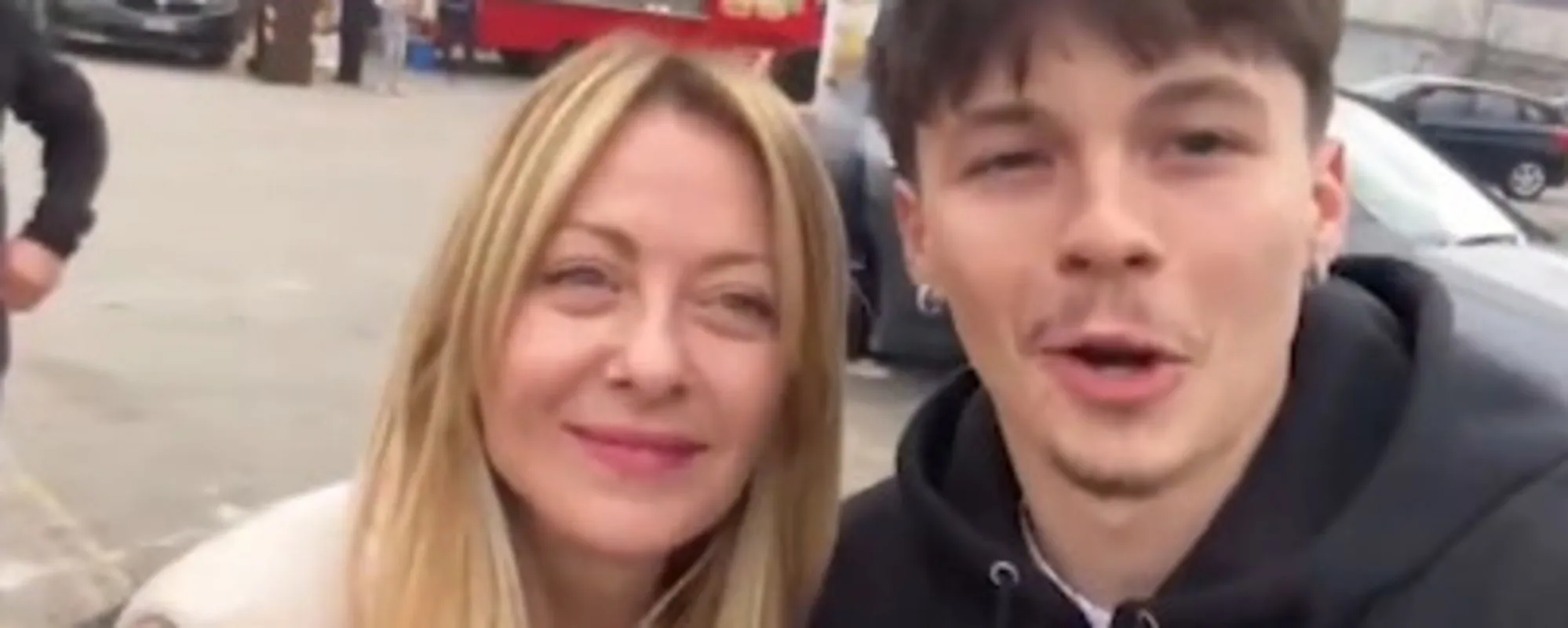 Meloni, l'agguato del ragazzino: "Io voto no". E lei risponde così: altra lezione alla sinistra