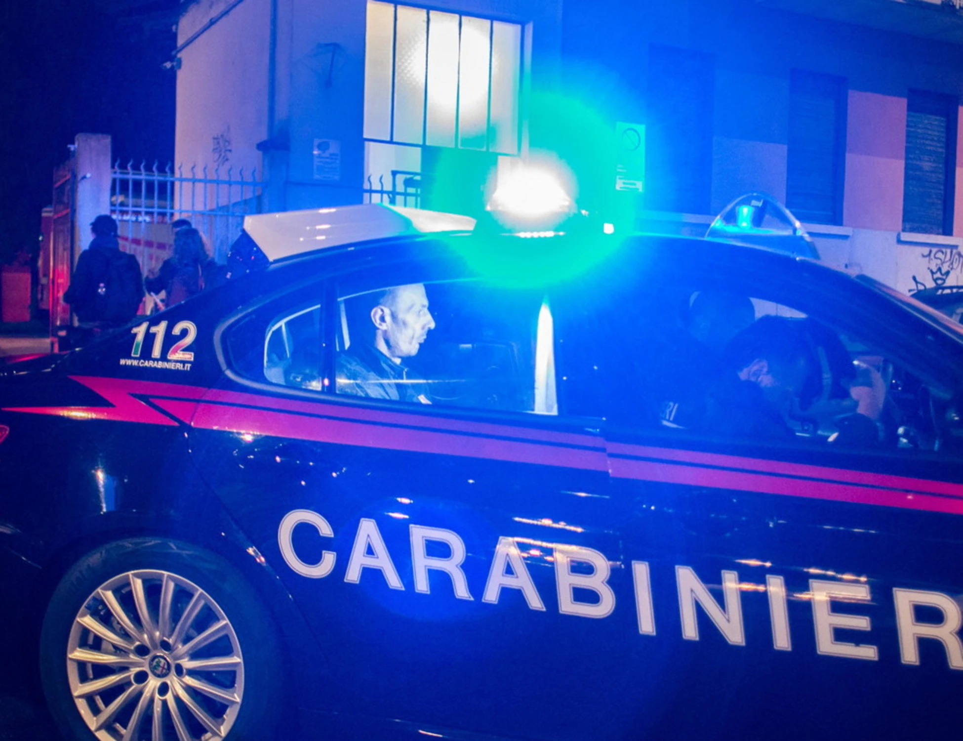 Milano, aggredito a bottigliate per soldi e sigarette: toh, chi finisce in manette