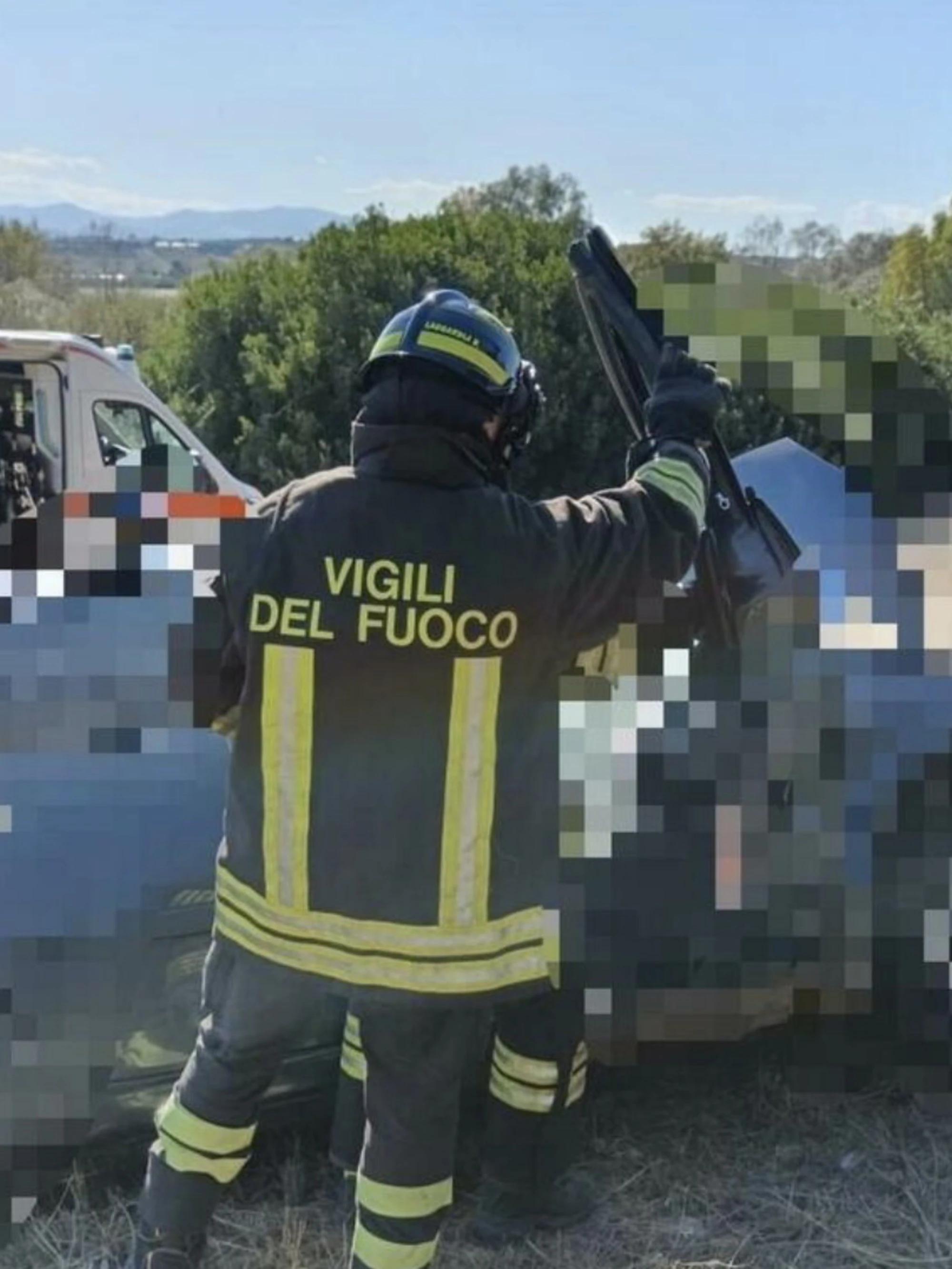 In dieci a bordo di un'auto si schiantano contro un camion