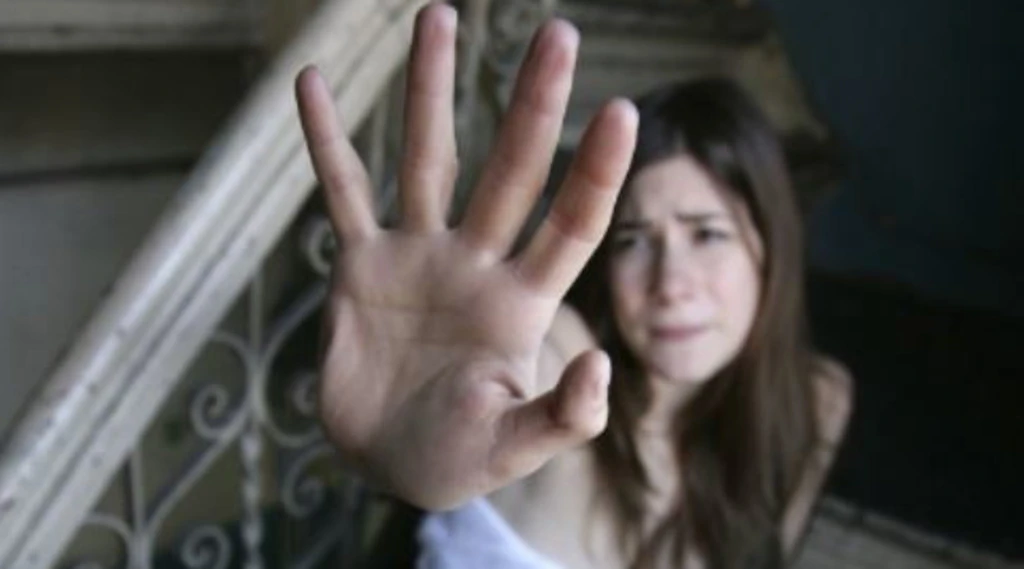 Rimini, 15enne violentata: "Un africano mi ha preso la testa, cosa mi ha costretto a fare". Spuntano messaggi choc