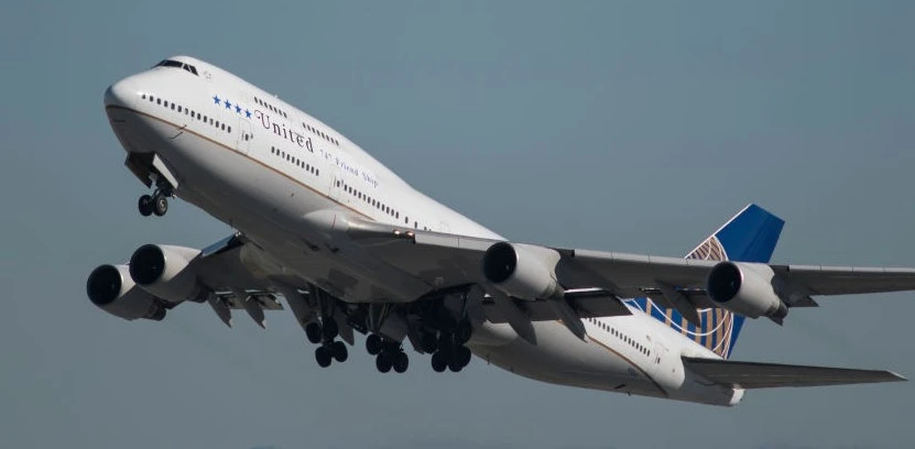 Volo United Airlines costretto ad atterraggio d&apos;emergenza: passeggero devasta i bagni con le feci