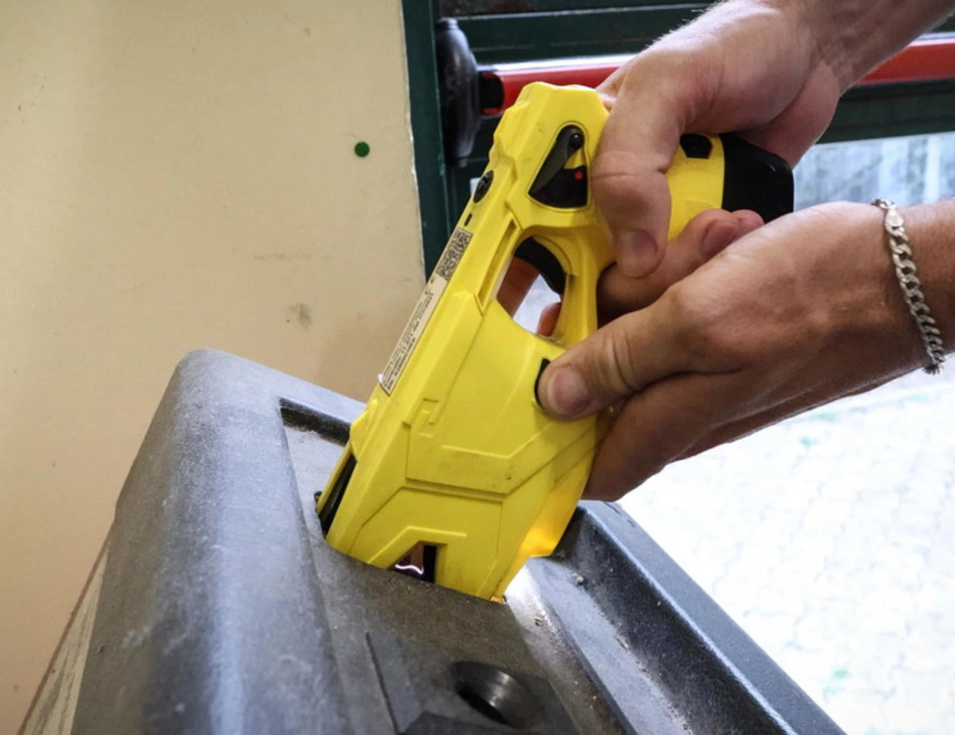 Meno male che il taser c'è 