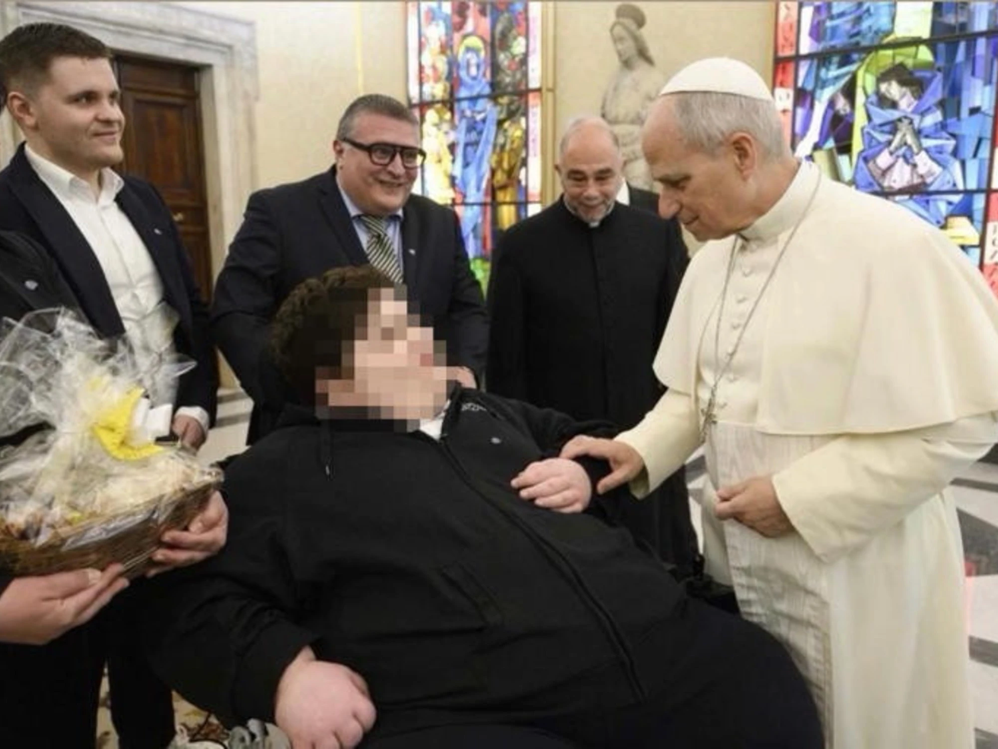 Papa Leone benedice Mariano: 12 anni e 200 kg, la malattia misteriosa