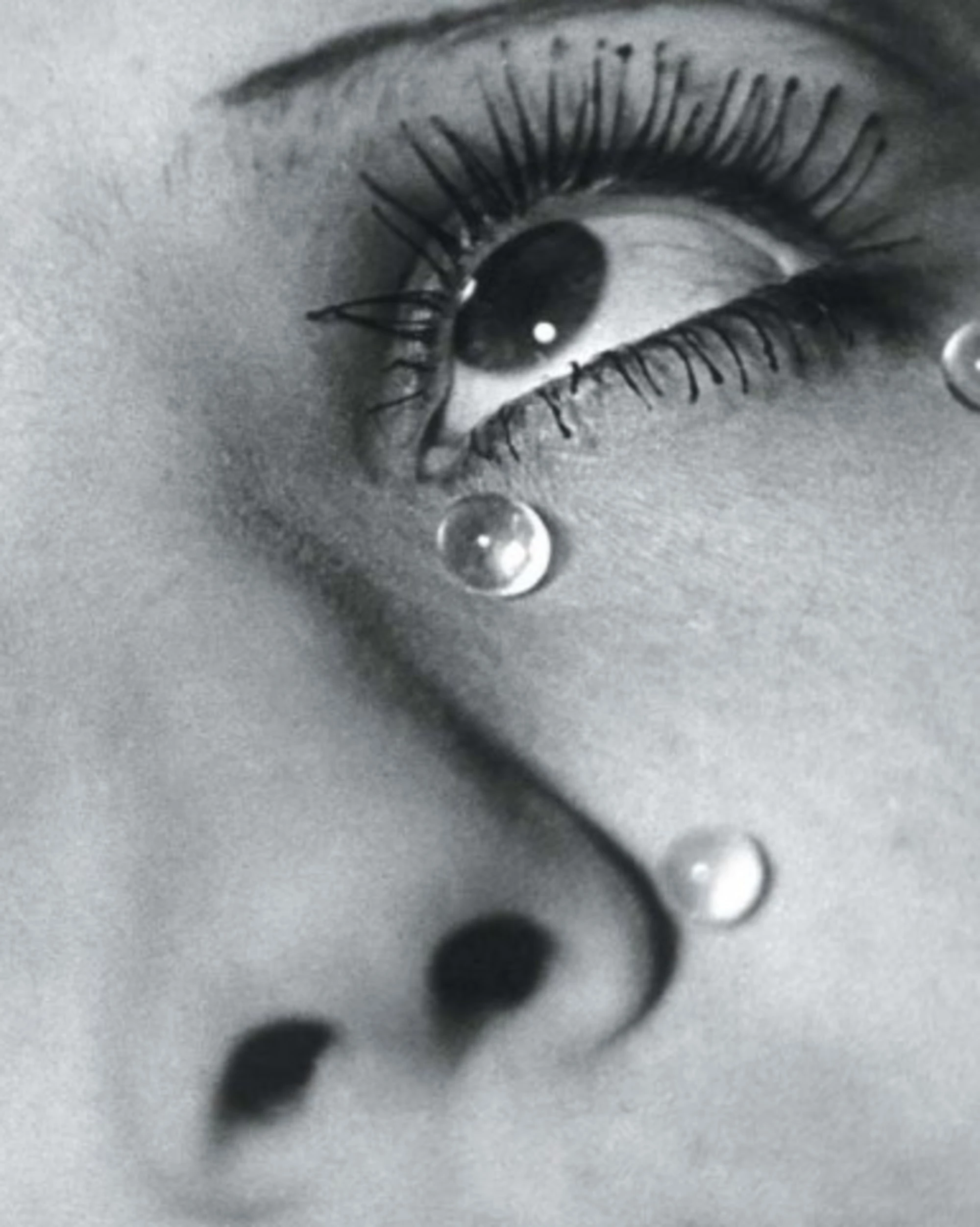Man Ray, la luce chiusa in una lacrima: il rivoluzionario della fotografia