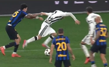 Juve-Inter, Alessandro Bastoni scaraventa a terra Zhegrova: rissa in campo