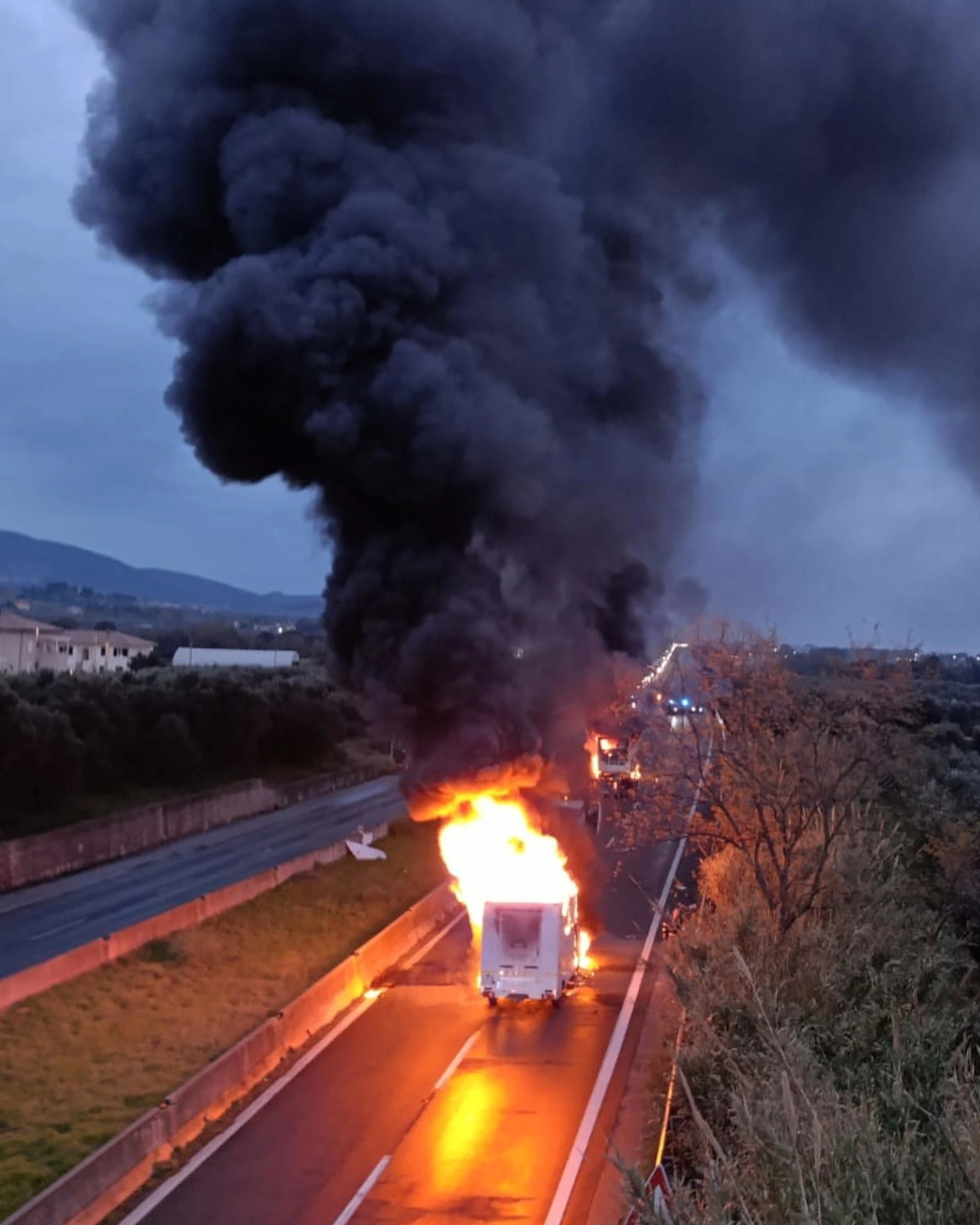 Livorno, assalto a due portavalori: spari ed esplosioni, inferno sulla Aurelia