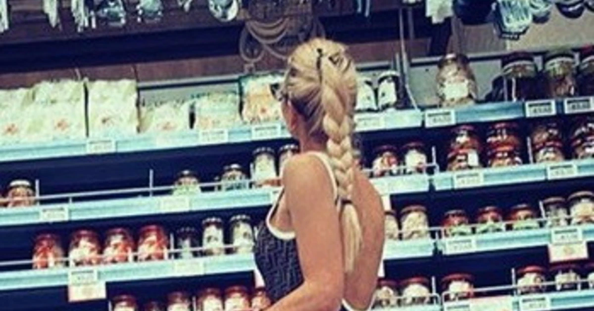 Ilary Blasi, lei la spesa la fa così: mini-shorts inguinali e fuori il lato B, dietro al carrello