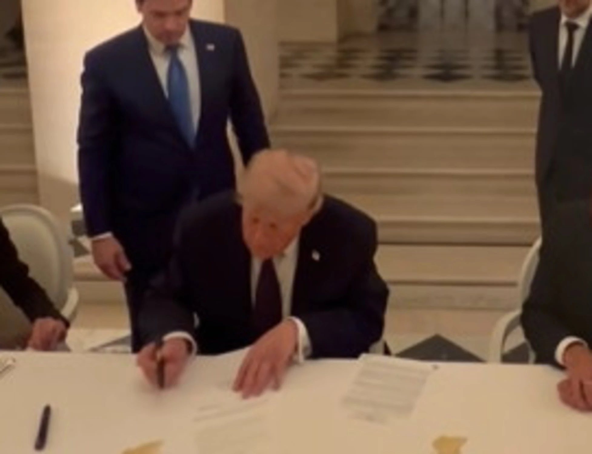 Trump firma il memorandum con l'Iran a Versailles: "Per evitare una catastrofe economica"