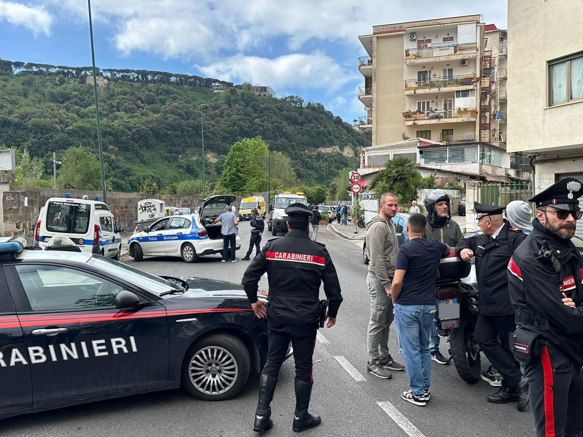 79enne legata, massacrata e rapinata in casa sua: è caccia alle belve