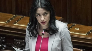 Coronavirus, Lucia Azzolina fa ricorso contro l'ordinanza del Piemonte: "La febbre si misura a casa". Anche Crisanti la smentisce
