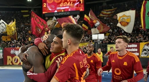 Roma, è rimonta: due minuti per ribaltare il Lecce