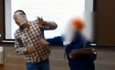 Liegi, "fascista e collaborazionista": prof preso a torte in faccia, estrema sinistra alla frutta
