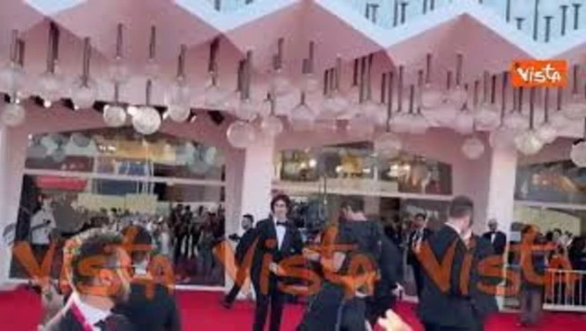 Nicolas Maupas sul red carpet di Venezia 83, qualcuno grida: Quanto sei bello mamma mia