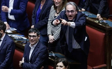 https://media.liberoquotidiano.it/jMvjWlGwbkfUIyJYY8ouJkK4vLABpjiP4PUg-OjYaGE/width:800/quality:90/aW1hZ2VzLzIwMjYvMDYvMTkvMTA0OTQ4Nzk2LTFlNjExMzZhLWM3MTItNGU0Yy04ZmRhLWQxNzIyYzVmZjhiZS5qcGc.webp
