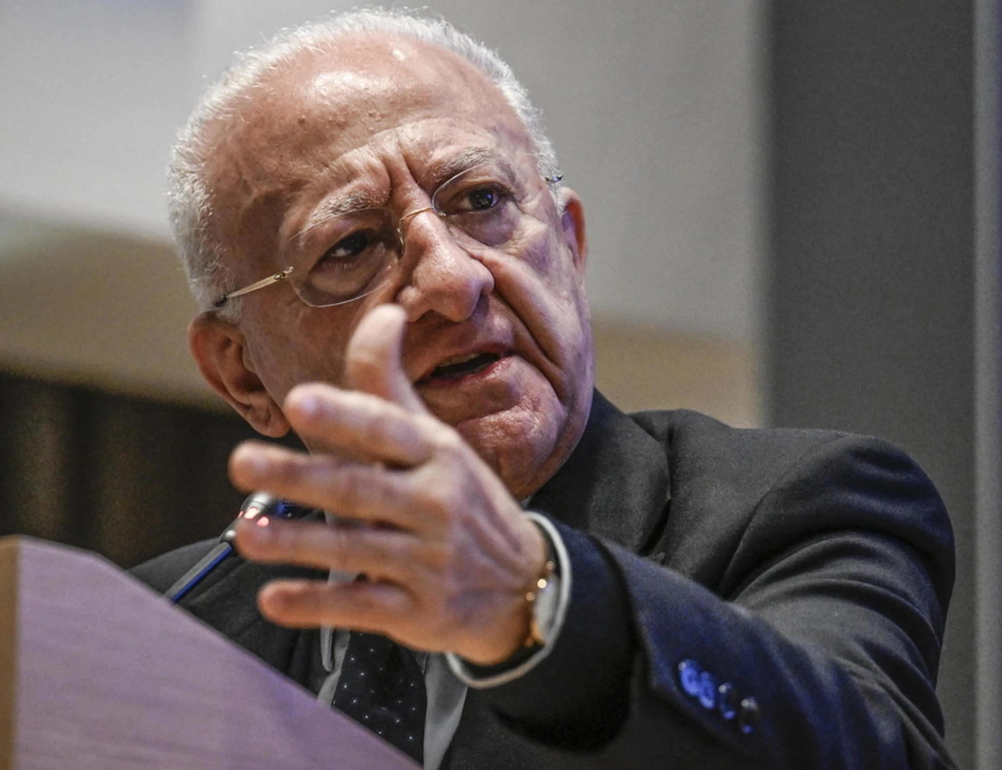 Vincenzo De Luca, lo sfogo clamoroso: "Devono spararmi in fronte"