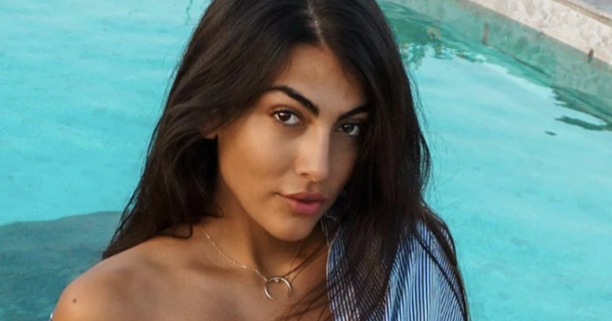 Giulia Salemi, clamoroso fuori di seno a bordo piscina: non si accorge della camicetta che scivola giù