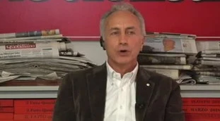 Marco Travaglio contro Renzi: "Un  pelo superfluo, cosa nasconde dietro il colletto alzato"
