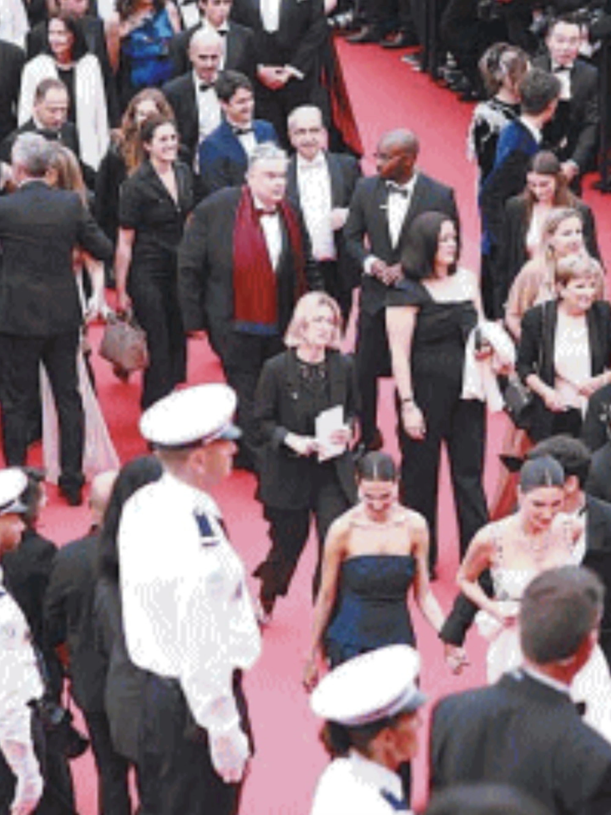 Trasparenze vietate: Cannes mette il burqa