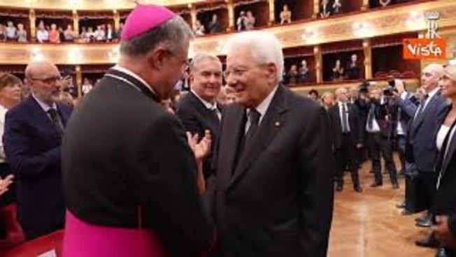 Mattarella accolto da un'ovazione al Teatro Massimo di Palermo per film sul missionario Biagio Conte
