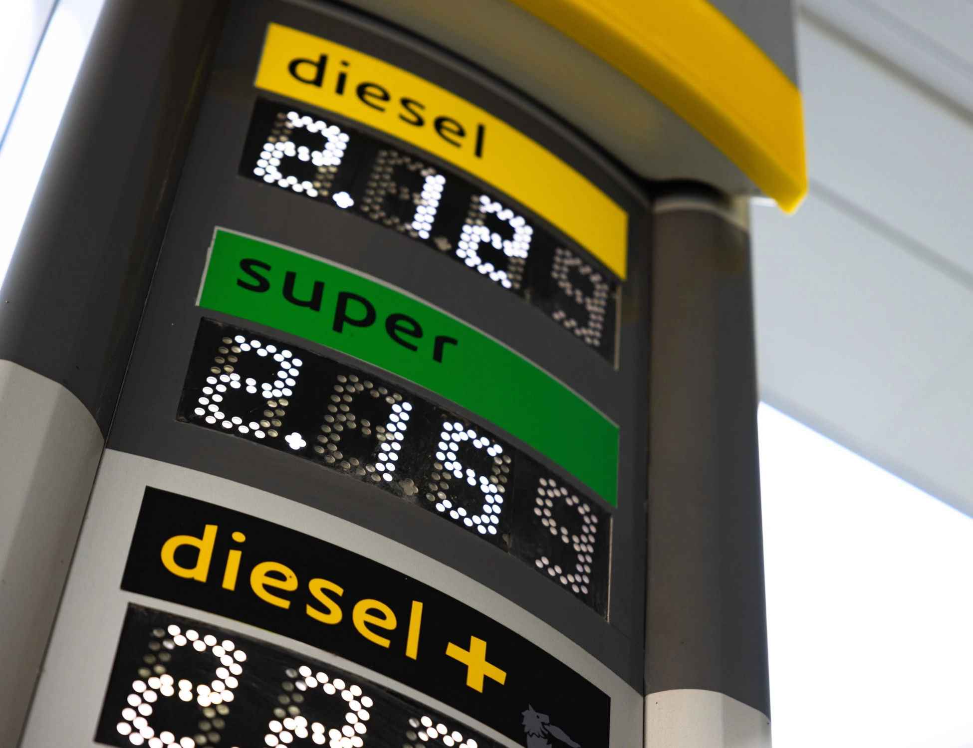 Proroga al taglio dei diesel e sconti per i redditi bassi: il piano del governo