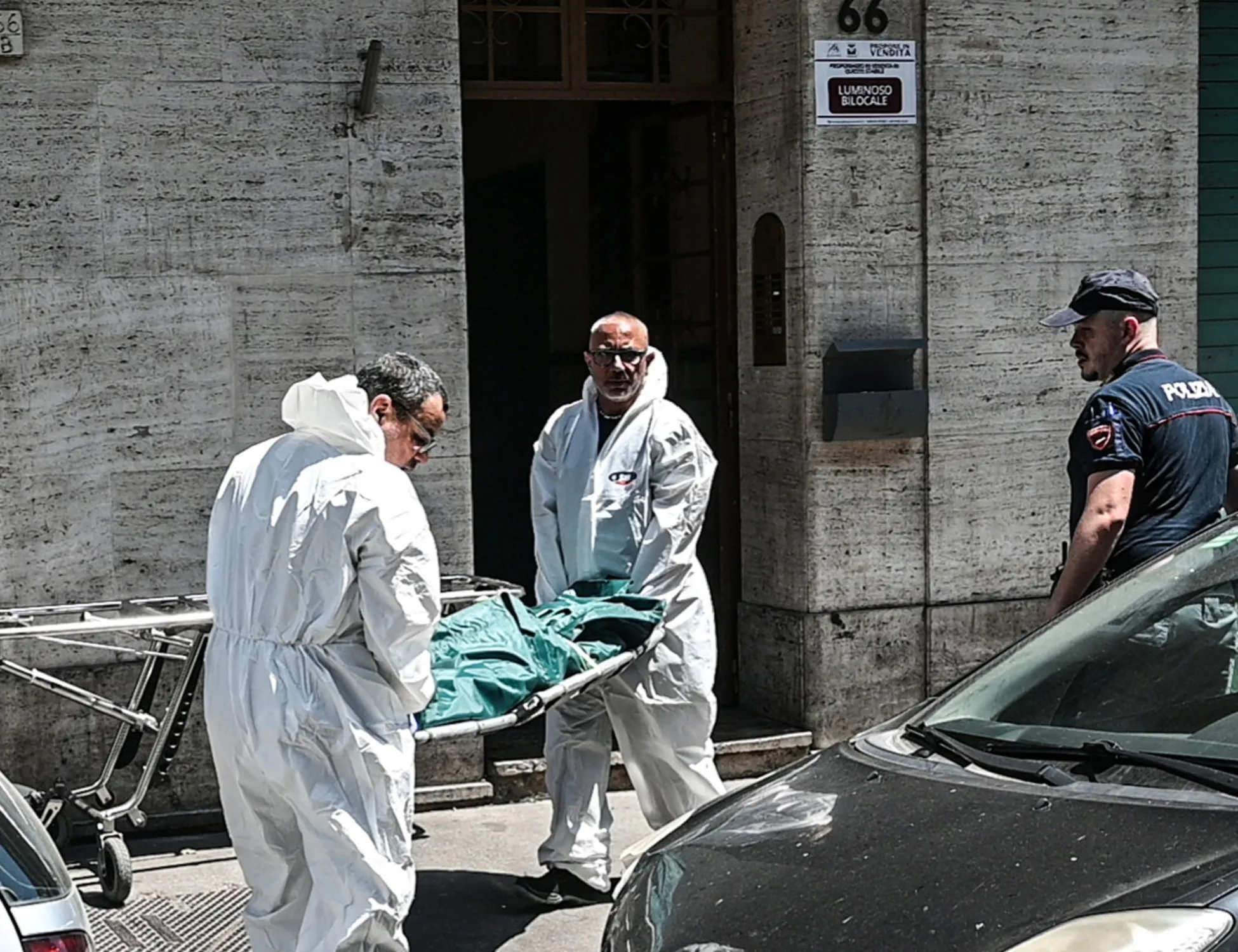 Leggi l'articolo: "Guardate nel mio cellulare". Strangola la figlia e poi si uccide, l'inquietante biglietto