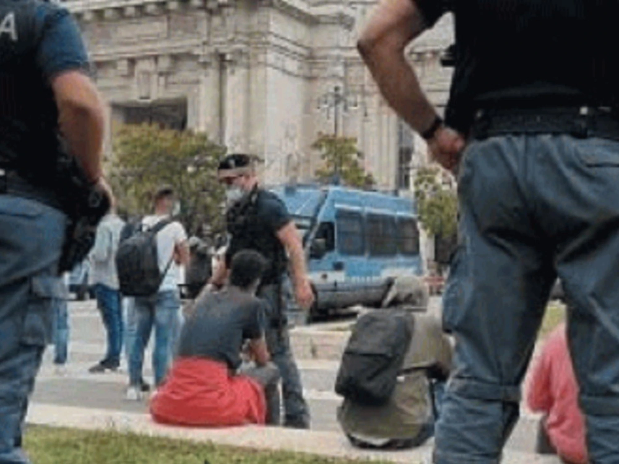 Milano deserta, regno di maranza e baby gang: cosa sta succedendo