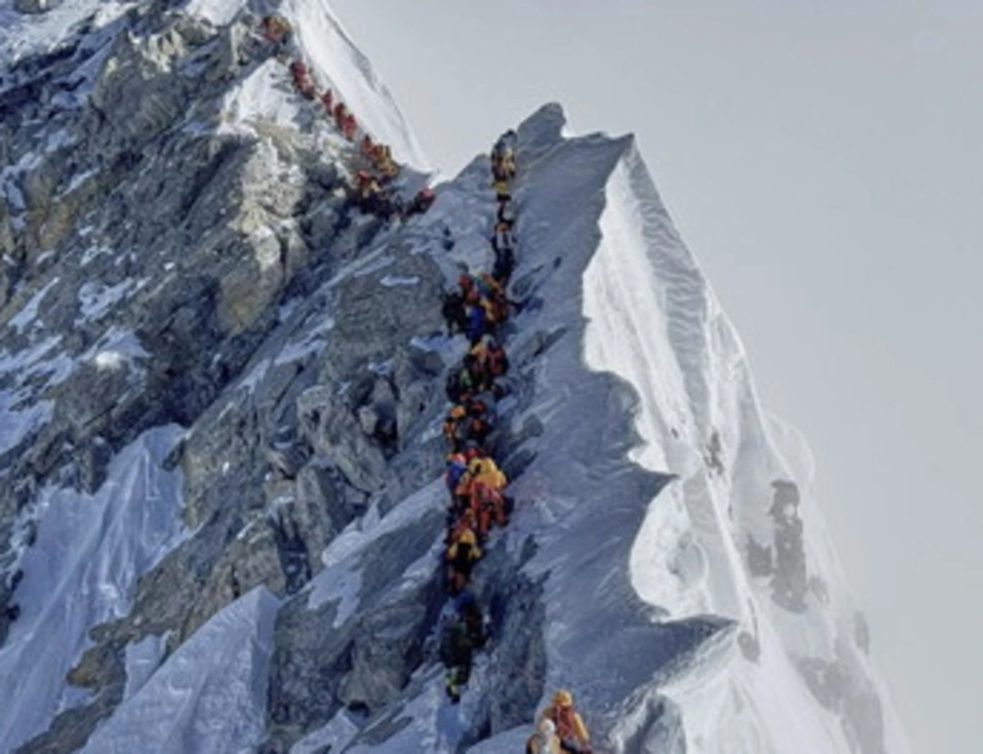 Everest, turisti avvelenati per arricchirsi coi salvataggi: orrore ad alta quota