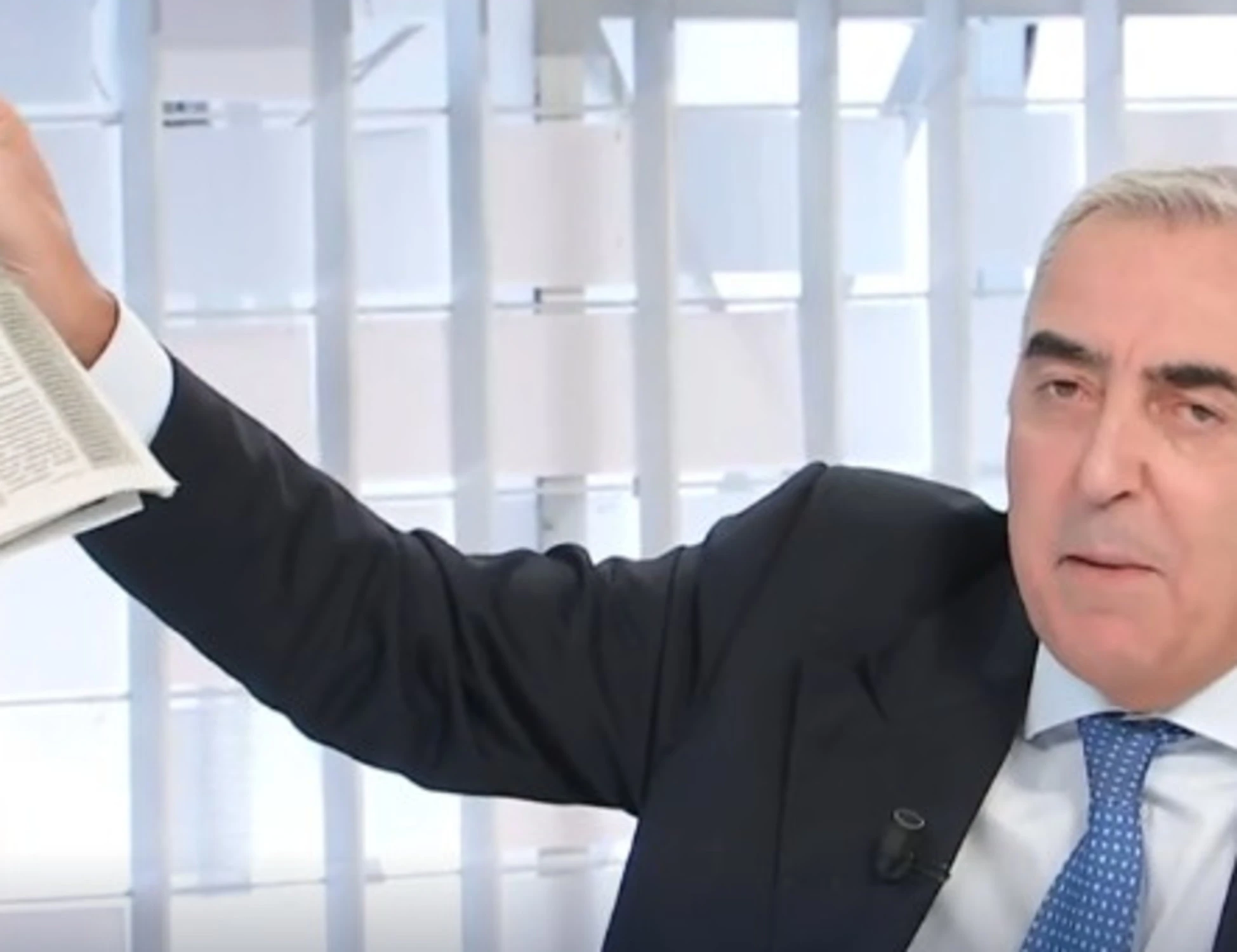 L'aria che tira, Maurizio Gasparri spiana Caporale: "Caporà, i giornali leggili!"