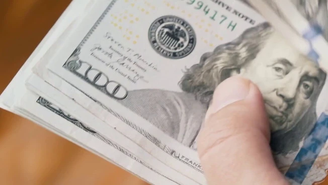 Negotovost na trgih zaradi carin in devalvacije dolarja