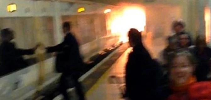Panico a Londra va a fuoco un treno chiusa la stazione della metropolitana