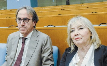 La sinistra chiama Tajani in aula: lui va, le opposizioni sono al mare