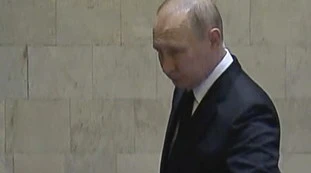 Vladimir Putin, "come si contorce": figuraccia davanti agli studenti