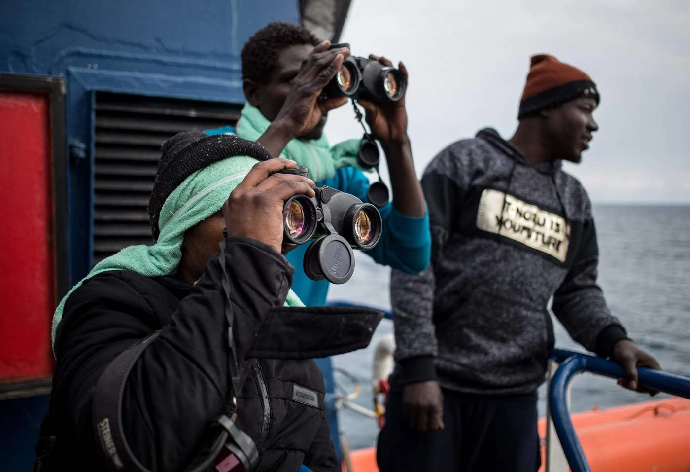 Sea Watch, "cordone sanitario" intorno alla nave della Ong: migranti, la drastica decisione della Capitaneria
