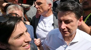 Schlein sul palco di Conte: "Unire le nostre battaglie"